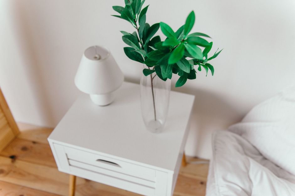 Een mooi ingericht Scandinavisch TV-meubel met natuurlijke materialen en lichte kleuren in een moderne woonkamer.